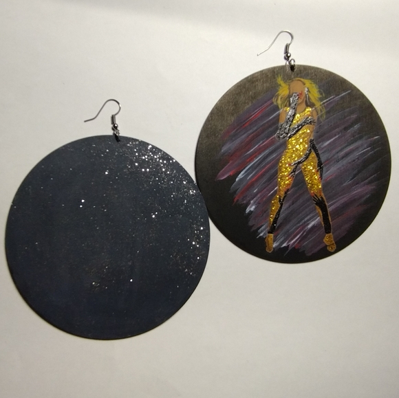 "Queen & Stallion" earrings from the Beyonce Collection - Picture 3 of 6